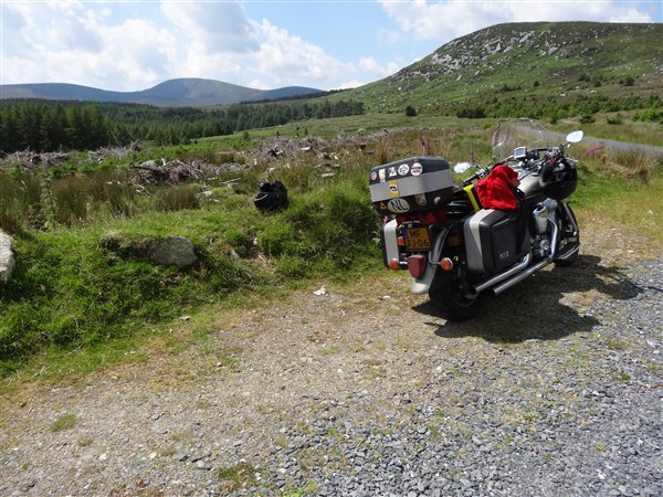 Motorrijden door de Wicklow Mountains in Ierland.