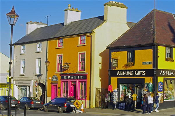 Karakteristieke straat in Westport, Ierland.