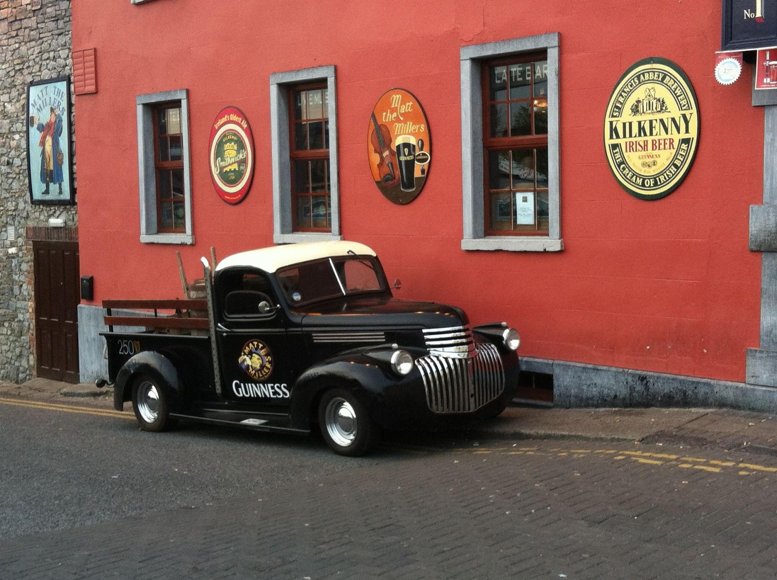 Vintage auto in Ierland met Guinness reclame