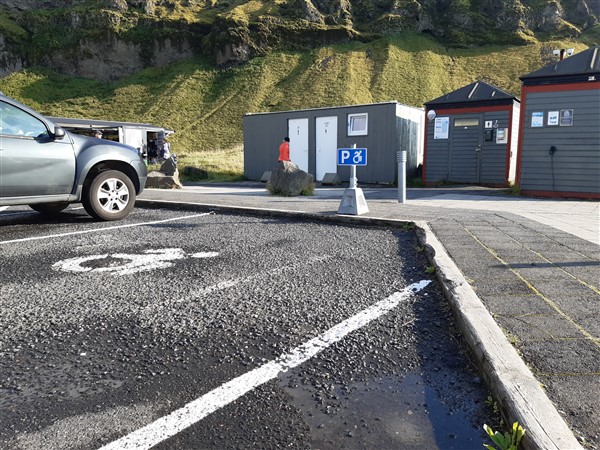 Invaliden parkeerplaats bij een waterval op IJsland