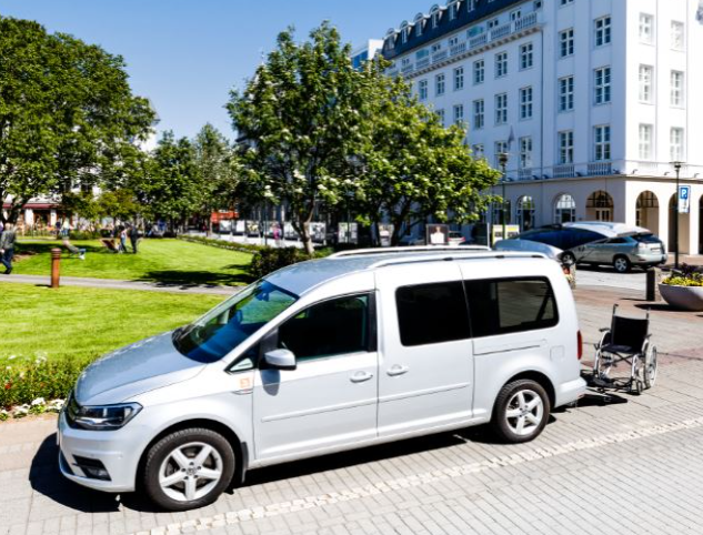 Auto geschikt voor rolstoelvervoer op vakantie