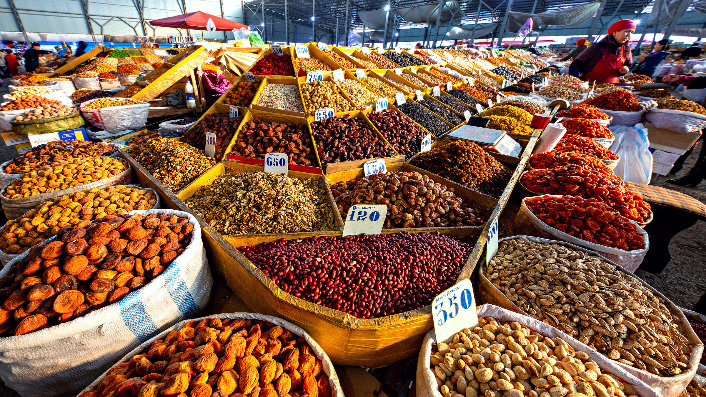 Assortiment vruchten in manden op een markt