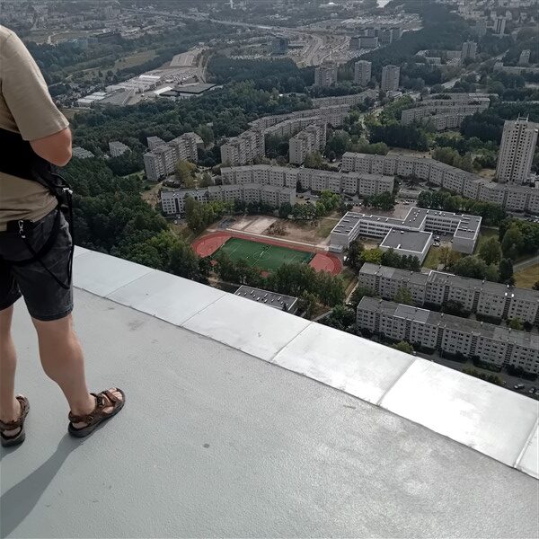 Man kijkt vanaf toren neer op en stad