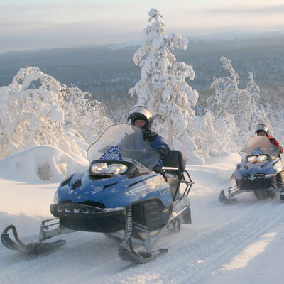 Finland sneeuwmobiel kelkkailua saariselka © visit Finland