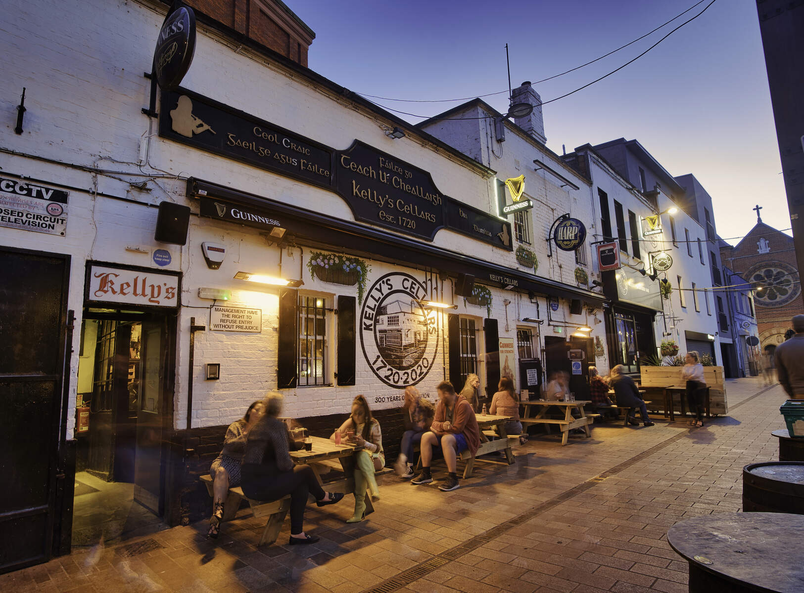 Ierland Kellys Cellar Bar crowds enjoying drinks outside Belfast City Centre © Brian Morrison 2