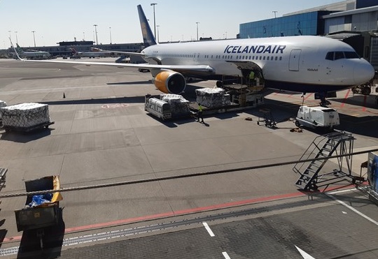 Een toestel van Icelandair op Schiphol wordt gelost.