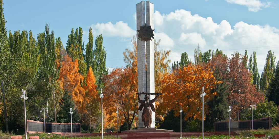 een monument tussen de bomen