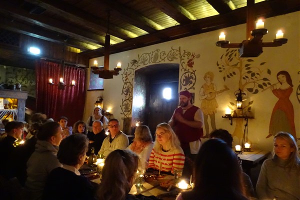 spreker in middeleeuws restaurant vol mensen