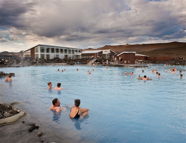 Mensen zitten in het water van een thermische bron op IJsland