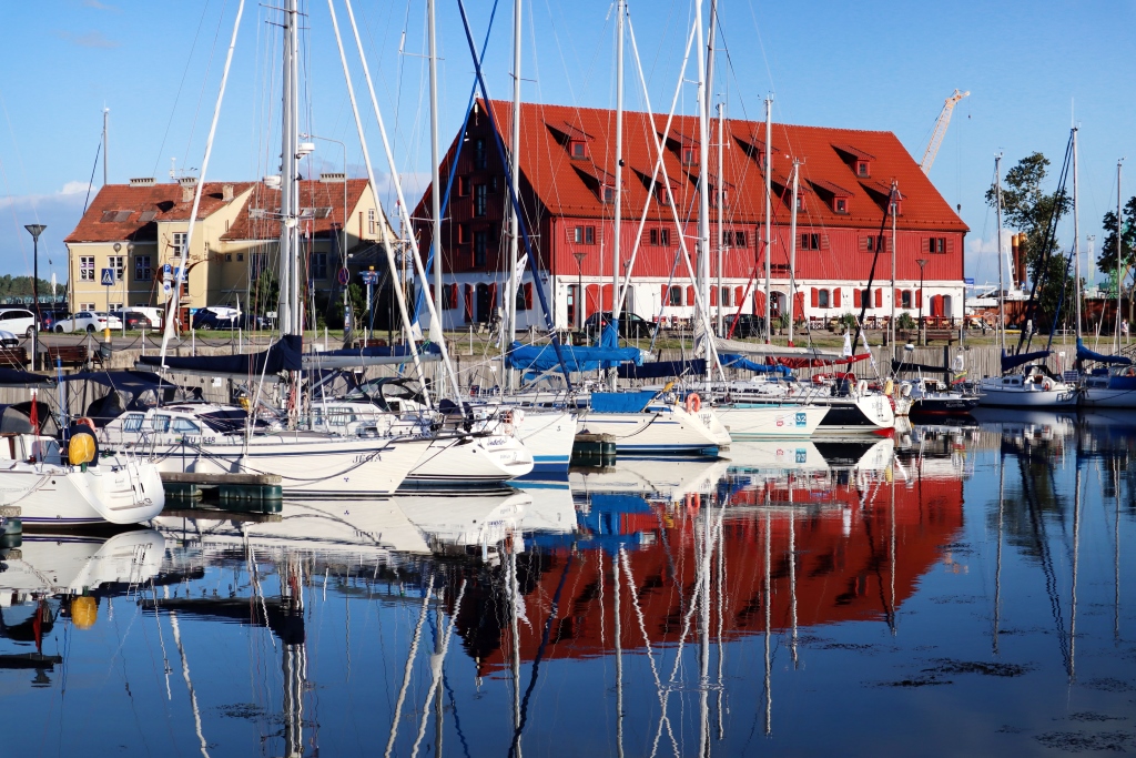 haven met zeiljachten en een pakhuis