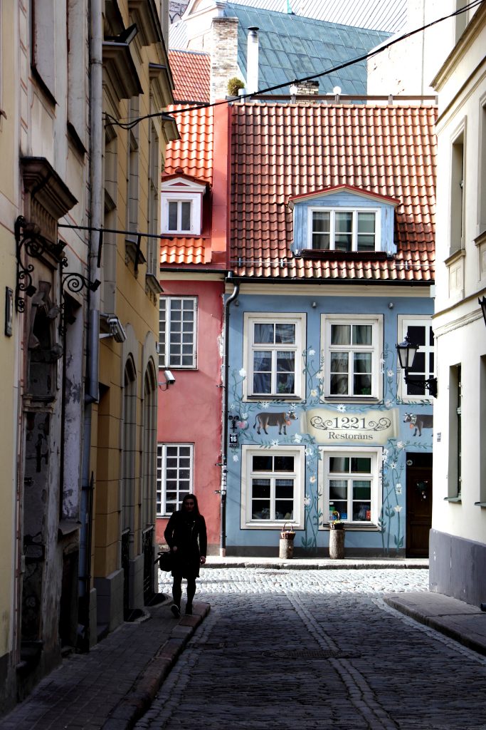 straat met een wandelende persoon