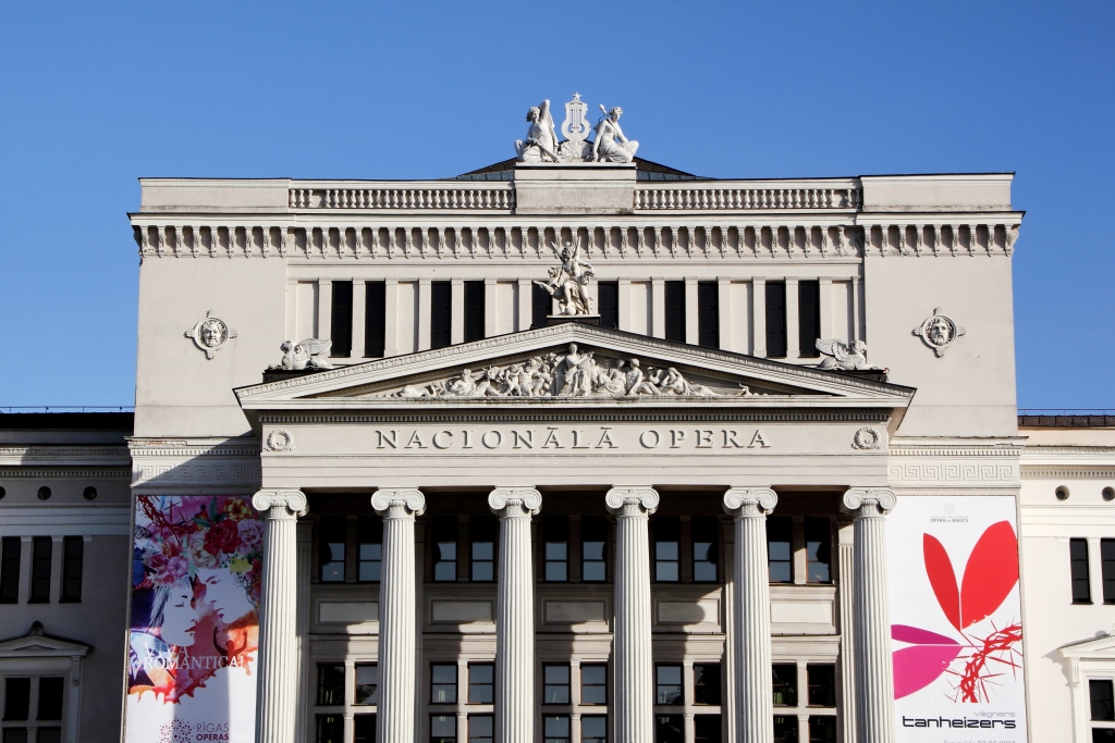 gebouw met zuilen met een fontein ervoor 9