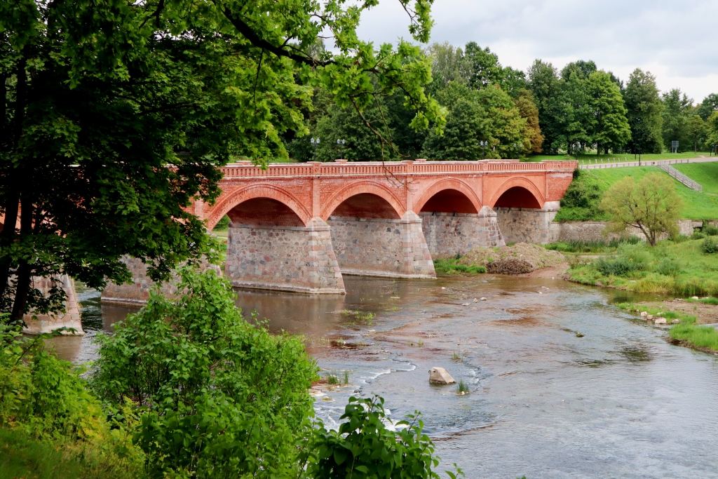 rode stenen brug met bogen