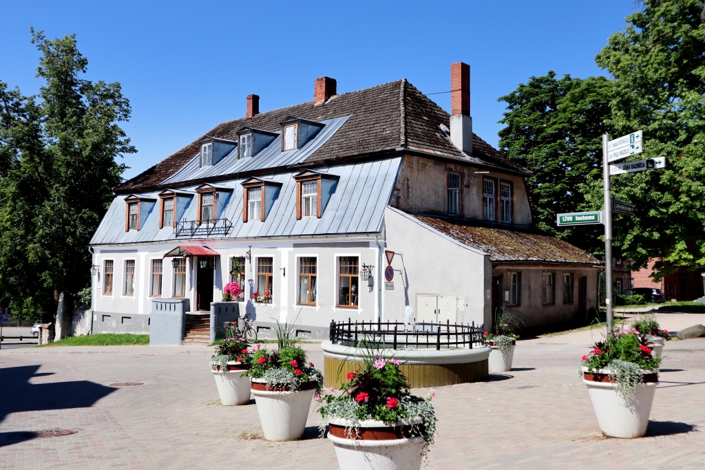 statig museumgebouw tussen de bomen