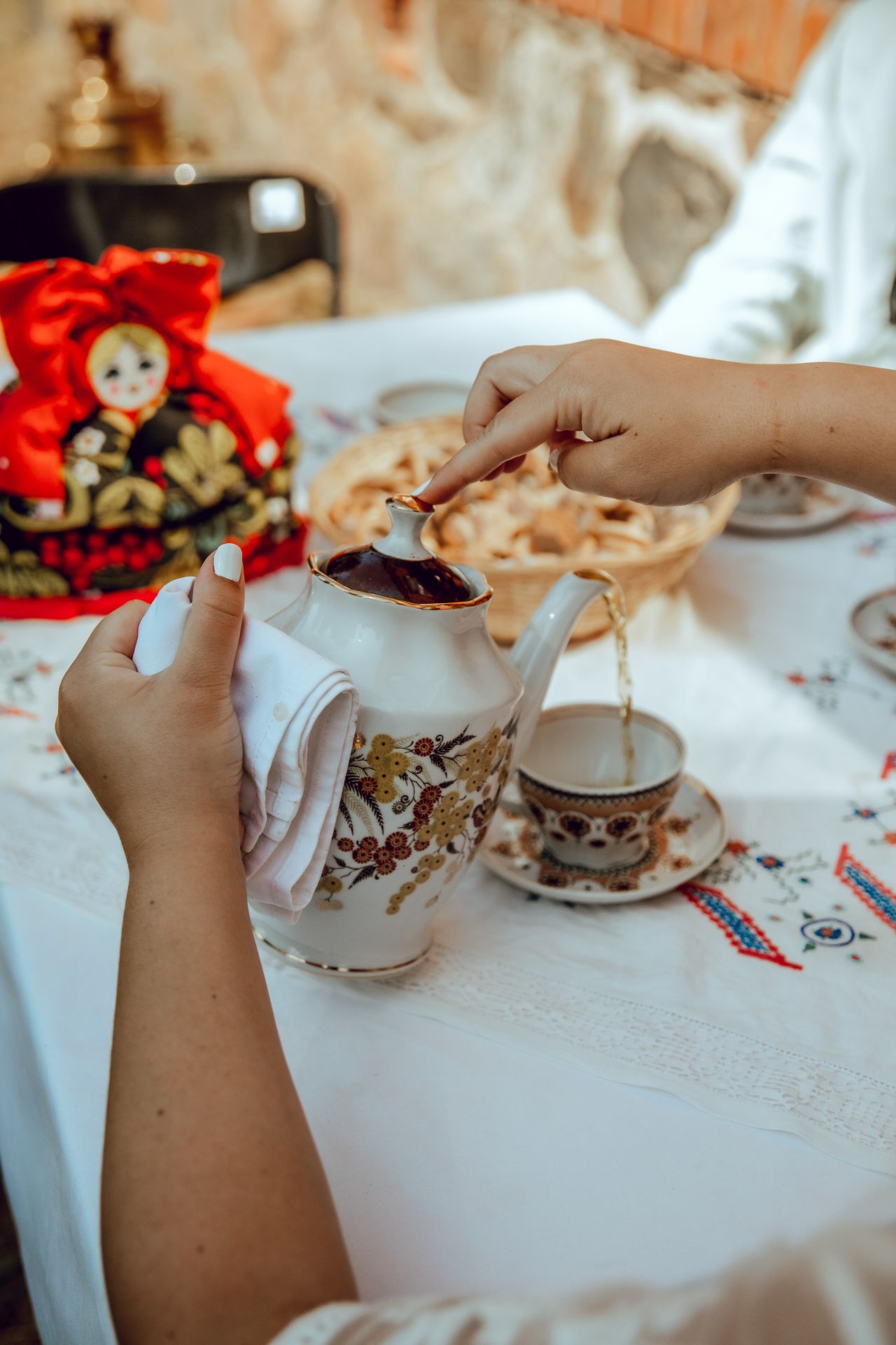 thee schenken in een kopje
