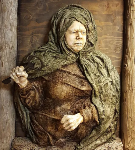 houtsnijwerk van een man met een sleutel