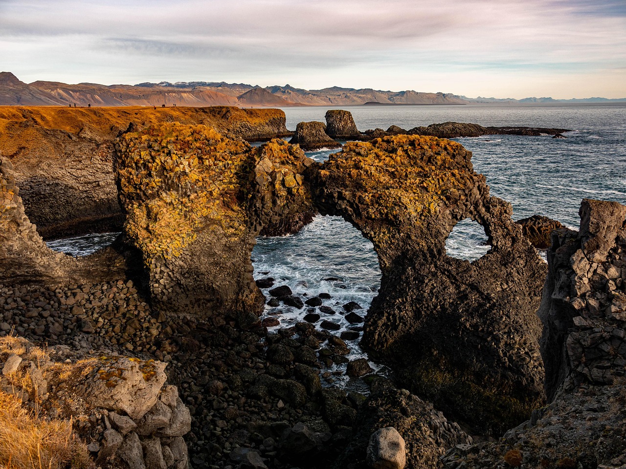 rotskust met sculpturen