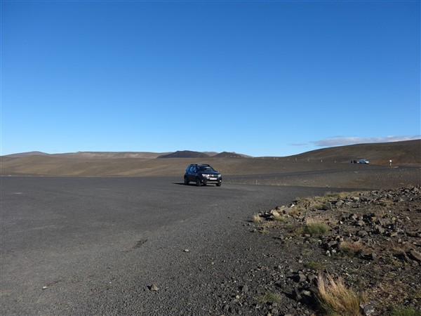 maanlandschap met auto