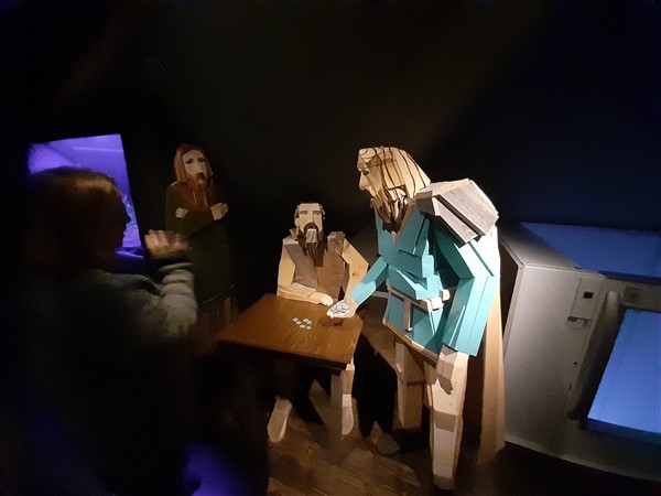 houten beelden in een museum