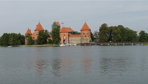 kasteel op een eiland met brug