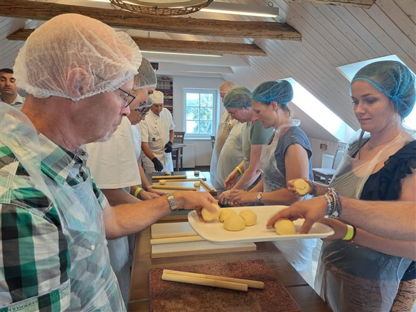 mensen in een keuken