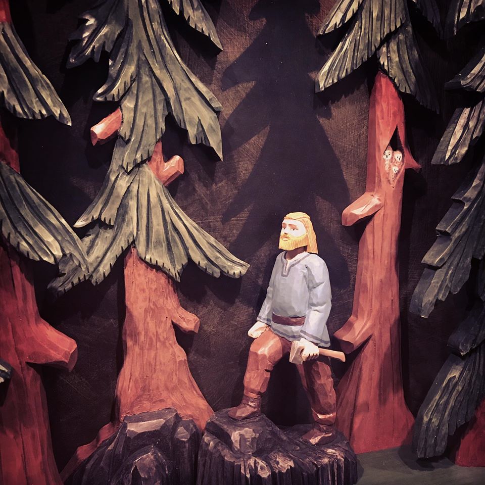 Man met bijl loopt door een bos