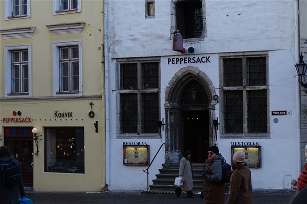 Historisch restaurant Peppersack in Tallinn met een middeleeuwse gevel en een sfeervolle ingang.