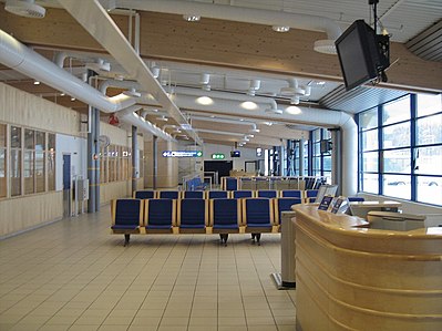 Luchthavengebouw wachtruimte met stoelen en een balie