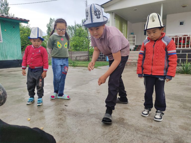 spelende kinderen voor een huis