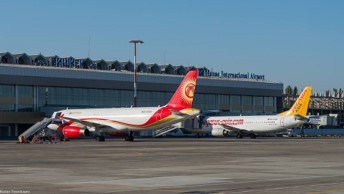 2 Vliegtuigen staan bij de terminal op een luchthaven