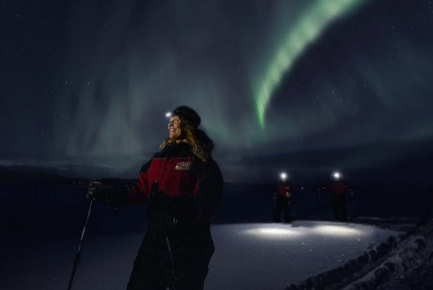 Langlaufers genieten van het noorderlicht in Finland
