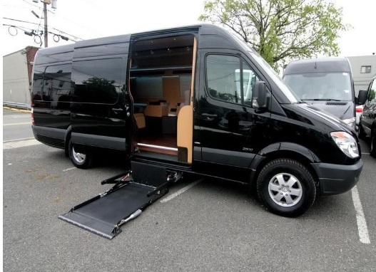 Rolstoelvervoer Mercedes Sprinter lift zijkant