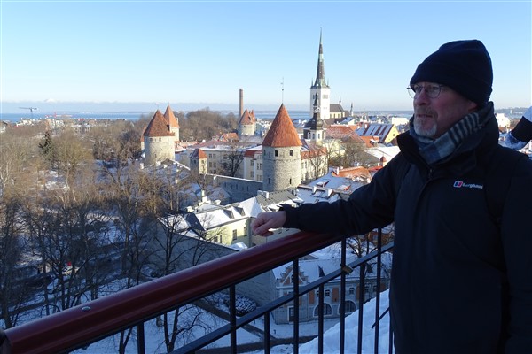 Man kijkt uit over een middeleeuws stadscentrum