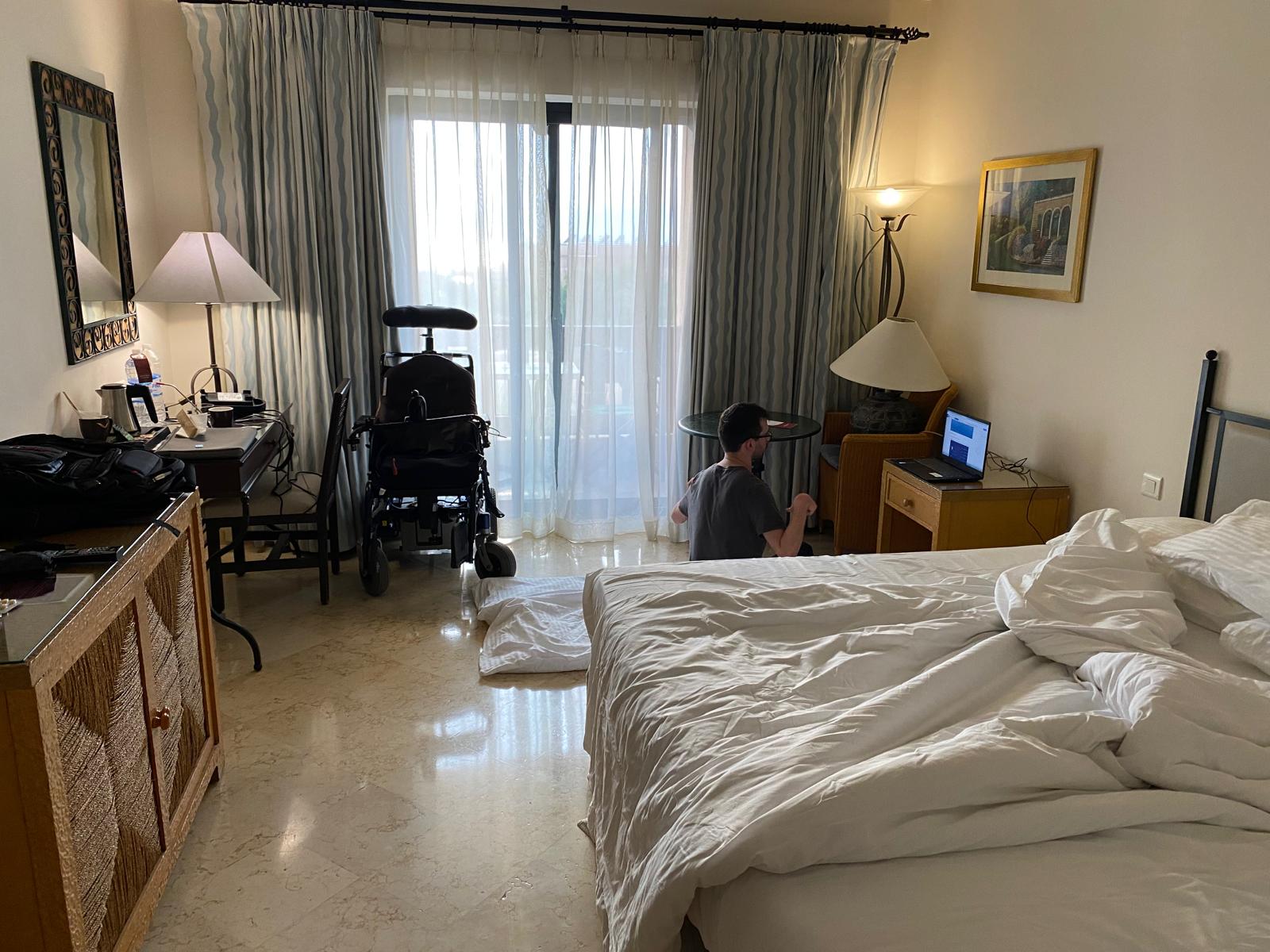 Jordanië acco Movenpick Resort kamer rol ©The Wheelchair Traveler