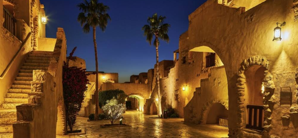 Een sfeervolle binnenplaats van een hotel in oosterse sfeer met palmbomen