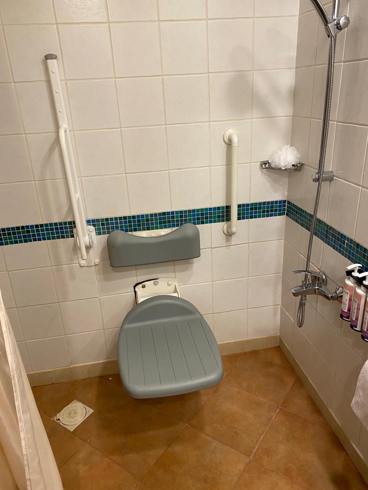 Jordanië acco rol Movenpick Resort douche stoel ©The Wheelchair Traveler