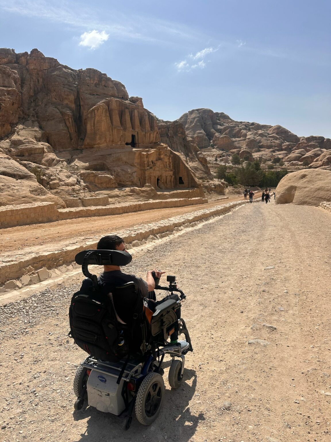 Een man in een elektrische rolstoel onderweg naar werelderfgoed Petra