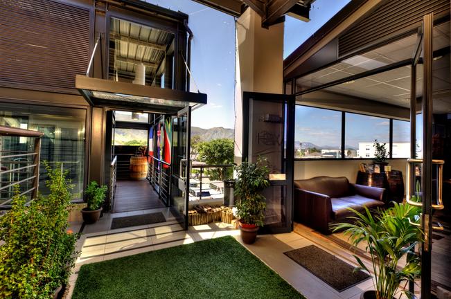 Een rolstoeltoegankelijke hotel entree zonder drempels met uitzicht op de bergen