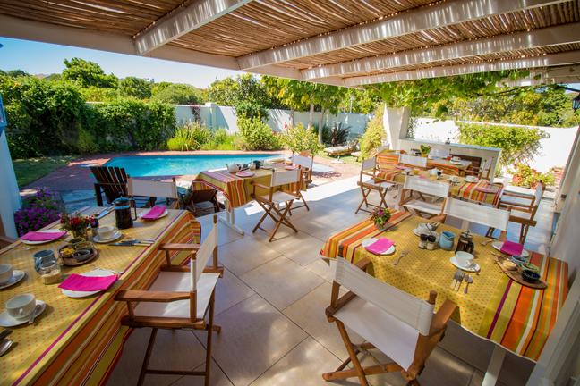 Een vrolijk aangekleed terras van een hotel