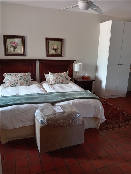 Een twin bed in een hotelkamer in koloniale stijl