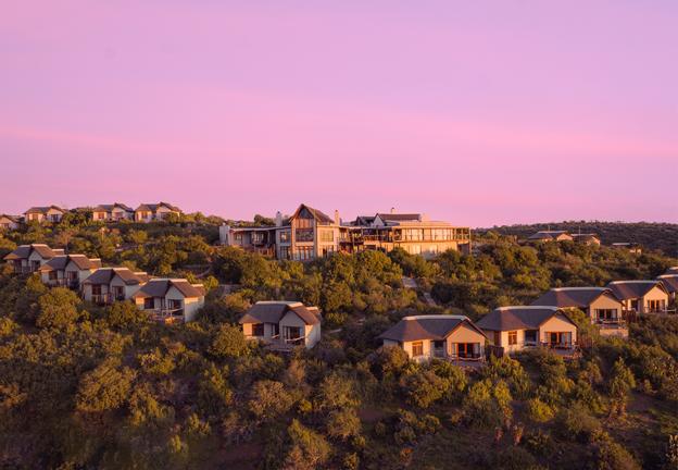 Een safari lodge met appartementen op een heuveltop