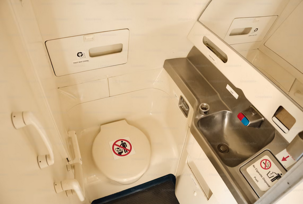 Een toiletcabine in een vliegtuig